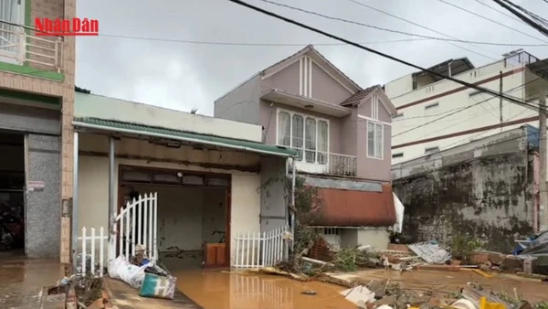 [Video] Miền Trung: Mưa lũ làm 50 người chết và mất tích, thiệt hại hơn 3.000 tỷ đồng