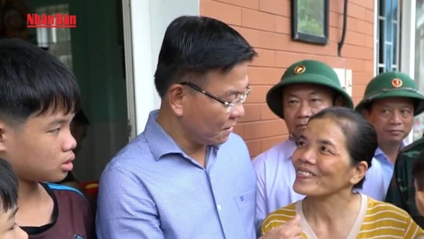 [Video] Phó Thủ tướng Lê Thành Long thăm, tặng quà người dân vùng lũ Gia Lai 