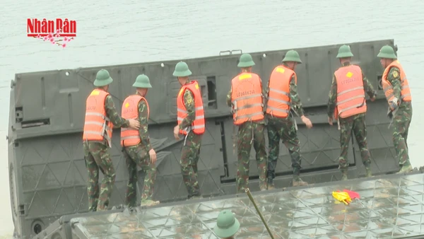 [Video] Phú Thọ triển khai cầu phao tạm thời qua sông Lô