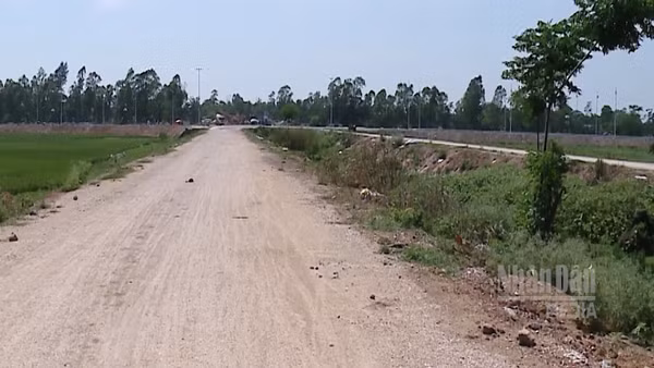 [Video] Giá đất nền giảm, lãi suất tăng, thị trường chưa thể “bắt đáy”