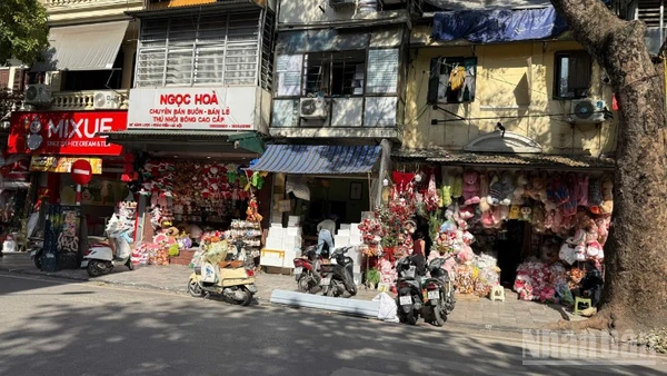 Vỉa hè trên phố Hàng Lược trở nên thoáng đãng hơn trước rất nhiều. (Ảnh: HÀ NHUNG)