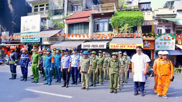 Lực lượng thường trực chữa cháy, cứu nạn, cứu hộ tại tuyến phố đi bộ ra mắt nhân dân. (Ảnh: Công an thành phố Hà Nội)