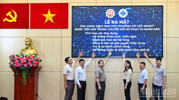 Các đại biểu ấn nút ra mắt ứng dụng Zalo Mini App “Phường Gò Vấp Smart”.