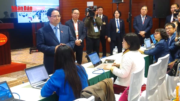 [Video] Thủ tướng thăm Trung tâm báo chí phục vụ Đại hội XIV của Đảng