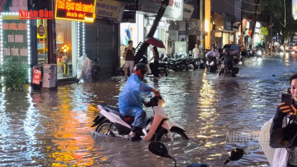 [Video] Hà Nội mưa lớn, nhiều tuyến phố ngập cục bộ