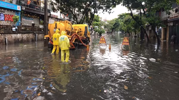 Rạng sáng 25/7, trên địa bàn Thủ đô có mưa trên diện rộng, xuất hiện nhiều điểm dềnh nước. (Ảnh: Công ty TNHH MTV Thoát nước Hà Nội cung cấp)