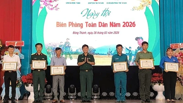 Đại tá Dương Văn Dược, Chính ủy Ban Chỉ huy Bộ đội Biên phòng Tây Ninh tặng giấy khen cho tập thể và cá nhân đã có thành tích tiêu biểu trong thực hiện phong trào "Toàn dân tham gia bảo vệ chủ quyền lãnh thổ, an ninh biên giới quốc gia trong tình hình mới".