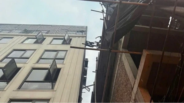 Lực lượng cảnh sát phòng cháy, chữa cháy và cứu nạn, cứu hộ cứu người lối thoát nạn khẩn cấp qua thang sang nhà bên cạnh.