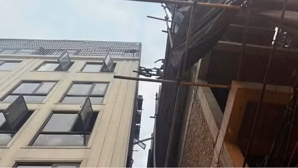 Lực lượng cảnh sát phòng cháy, chữa cháy và cứu nạn, cứu hộ cứu người lối thoát nạn khẩn cấp qua thang sang nhà bên cạnh.