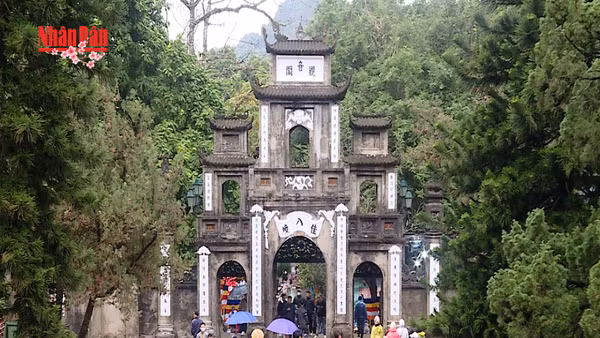 [Video] 25.000 lượt du khách trẩy hội Chùa Hương trong hai ngày đầu năm mới