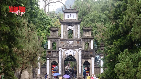 [Video] 25.000 lượt du khách trẩy hội Chùa Hương trong hai ngày đầu năm mới