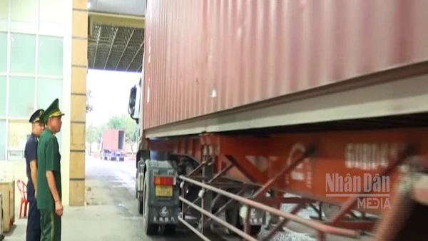 [Video] Xuyên Tết giữ thông suốt cửa ngõ biên cương