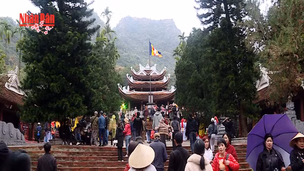 [Video] Khoảng 4.500 lượt khách đến chùa Hương mùng 1 Tết Bính Ngọ 2026