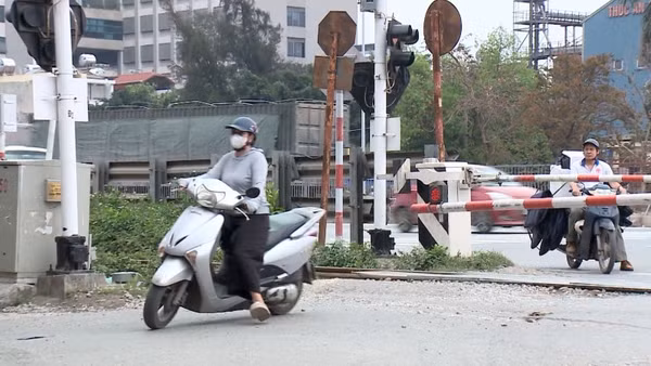 Vẫn còn nhiều người dân thờ ơ với hành lang an toàn giao thông đường sắt.