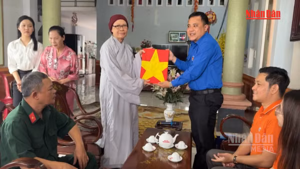 [Video] Trao tặng di ảnh đã phục dựng cho các gia đình liệt sĩ ở Đồng Nai 