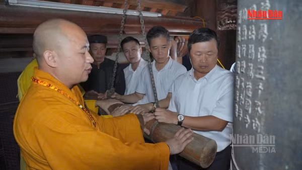 [Video] Ba hồi chuông tri ân vang lên khắp các ngôi chùa trên cả nước