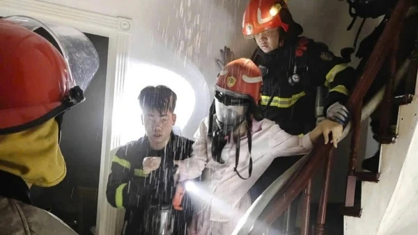 Giải cứu 1 người bị mắc kẹt trong đám cháy. (Ảnh: Công an Hà Nội)