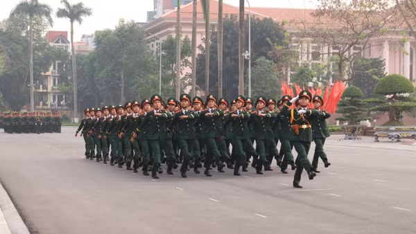 Đội hình mẫu thực hiện các động tác đi đều, đi nghiêm.