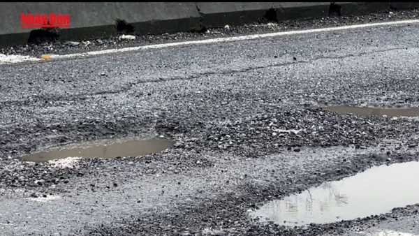 [Video] Quốc lộ 1A qua Quảng Trị hư hỏng, nguy cơ mất an toàn giao thông