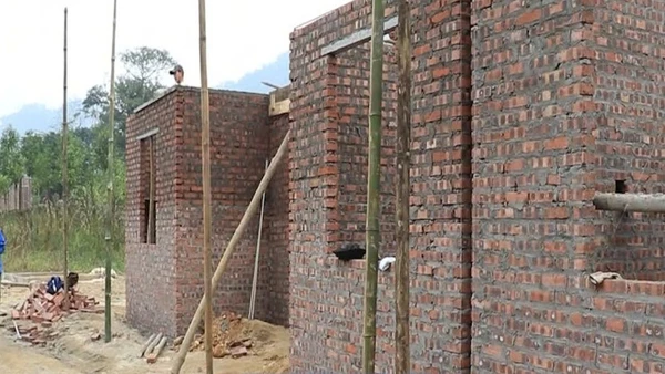 [Video] Lào Cai đẩy nhanh tiến độ làm nhà cho người dân vùng lũ 