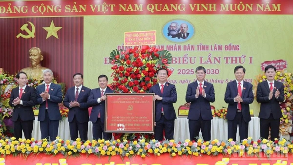 Bí thư Tỉnh ủy Lâm Đồng Y Thanh Hà Niê Kđăm tặng bức trướng của Ban Chấp hành Đảng bộ tỉnh Lâm Đồng chúc mừng đại hội.