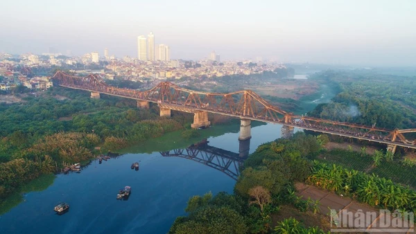 Tạm dừng chạy tàu qua cầu Long Biên do một nhịp cầu gặp sự cố.