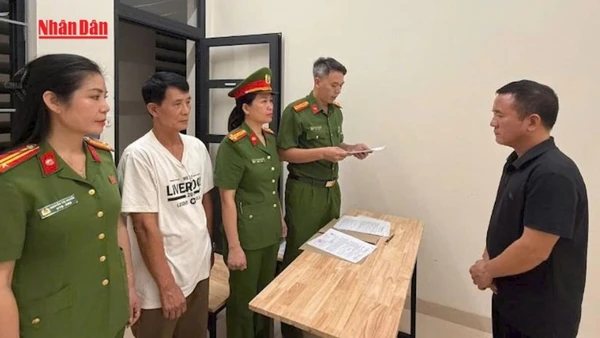 [Video] Bắt quả tang doanh nghiệp đổ trộm hơn 2.000 tấn chất thải ra môi trường