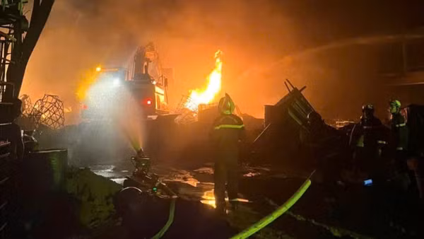 Lực lượng Cảnh sát phòng cháy, chữa cháy và cứu nạn, cứu hộ phối hợp nhiều lực lượng khác khống chế đám cháy.