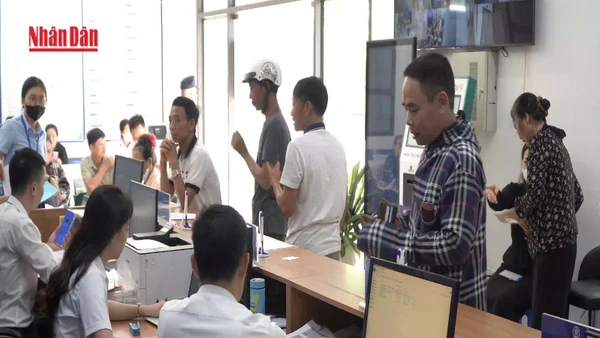 [Video] Báo cáo Bộ Chính trị về chế độ, tiền lương của cán bộ, công chức, viên chức