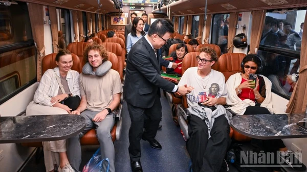 "Chuyến tàu hạnh phúc" đêm Giao thừa là một hành trình đong đầy hạnh phúc. (Ảnh: THÀNH ĐẠT)