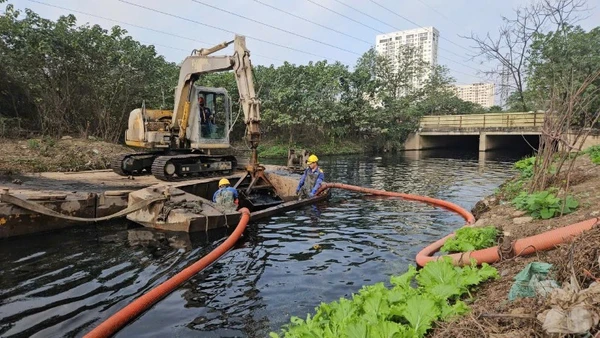 Khi người người, nhà nhà hân hoan đón Tết, những cán bộ công nhân thoát nước vẫn miệt mài cống hiến vì một Thủ đô luôn xanh-sạch-đẹp.