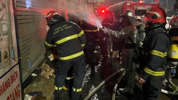 Lực lượng chức năng khẩn trương tiếp cận hiện trường, triển khai công tác chữa cháy và cứu nạn, cứu hộ. (Ảnh: Công an thành phố Hà Nội)