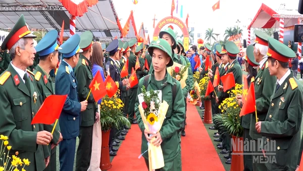 [Video] Khí thế lên đường tại Điểm giao quân số 8