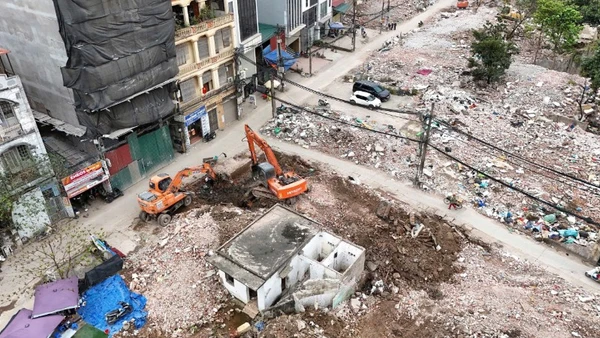 Phương tiện, máy móc đang làm việc hết công suất để hoàn thành dự án đường Vành đai 2,5.