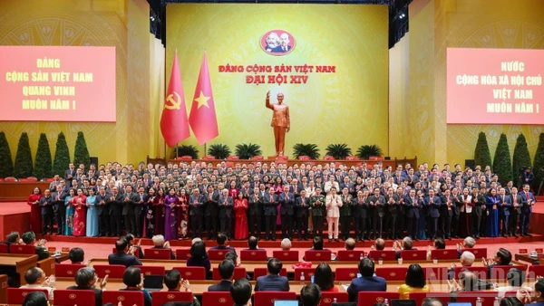 Ban Chấp hành Trung ương khóa XIV ra mắt Đại hội.