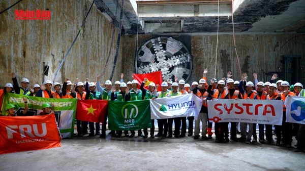 [Video] Máy TBM “Thần tốc” của tuyến đường sắt đô thị Nhổn – Ga Hà Nội về đích tại Ga S12