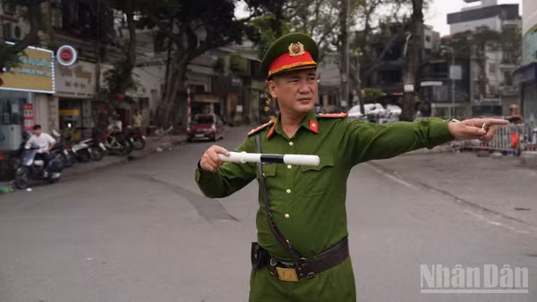 Lực lượng chức năng có mặt từ sáng sớm, hướng dẫn người dân di chuyển theo các tuyến thay thế. (Ảnh: HỒNG QUÂN)