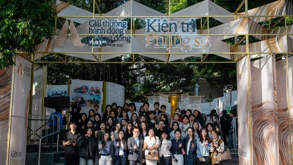 Triển lãm nằm trong khuôn khổ Giải thưởng "Hành động vì Cộng đồng" nhằm tôn vinh các nỗ lực vì cộng đồng, truyền cảm hứng cho các cá nhân, tổ chức khác hành động mạnh mẽ và truyền đi giá trị tri thức từ những bài học thực tế đầy cảm hứng. (Ảnh: THỦY NGUYÊN)