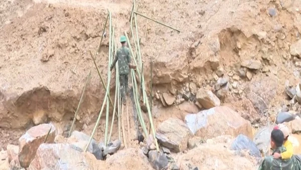 [Video] Bộ đội mở lối vào 5 thôn đang cô lập ở Quảng Ngãi 