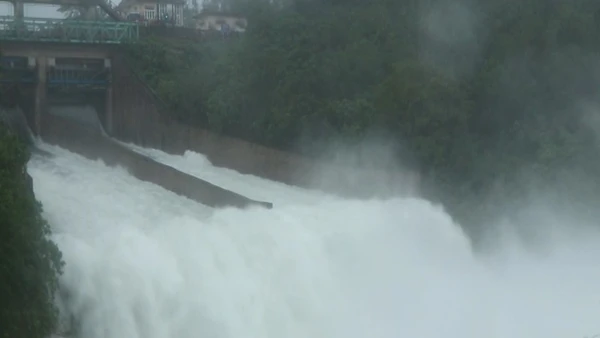 [Video] Mưa lớn, hồ đập tại Hà Tĩnh xả lũ hàng nghìn nhà dân ngập nước