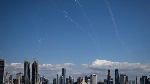 Những vệt khói trên bầu trời Tel Aviv (Israel) khi hệ thống phòng không Israel đánh chặn tên lửa từ Iran ngày 1/3/2026. (Ảnh: THX/TTXVN)