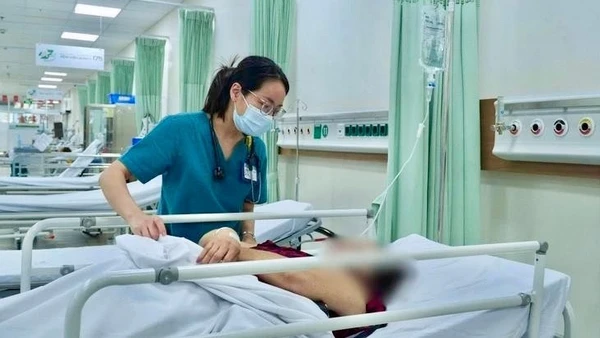 Một trường hợp nghi ngộ độc thực phẩm được chăm sóc tại Bệnh viện Quân y 175. (Ảnh: Bệnh viện cung cấp)