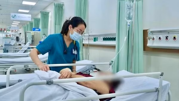 Một trường hợp nghi ngộ độc thực phẩm được chăm sóc tại Bệnh viện Quân y 175. (Ảnh: Bệnh viện cung cấp)