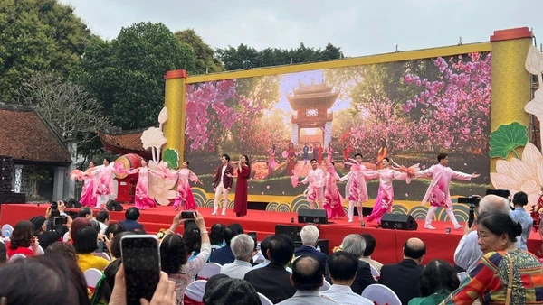 Ngày thơ Hà Nội năm 2026 tại Văn Miếu-Quốc Tử Giám Hà Nội thu hút đông giới văn nghệ sĩ và những người yêu thích thơ ca, văn học.