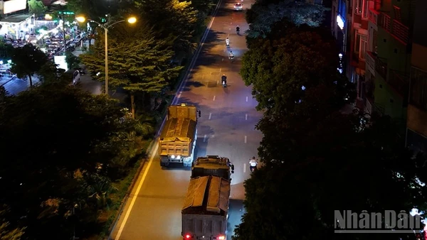 Xe tải quá khổ, quá tải trở thành nỗi lo sợ của người dân Thủ đô vào ban đêm. 