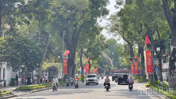 Đường phố được trang hoàng băng-rôn, cờ hoa cho ngày lễ lớn của dân tộc.