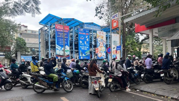 Giá xăng tăng ảnh hưởng không nhỏ tới nhu cầu đi lại của người dân.