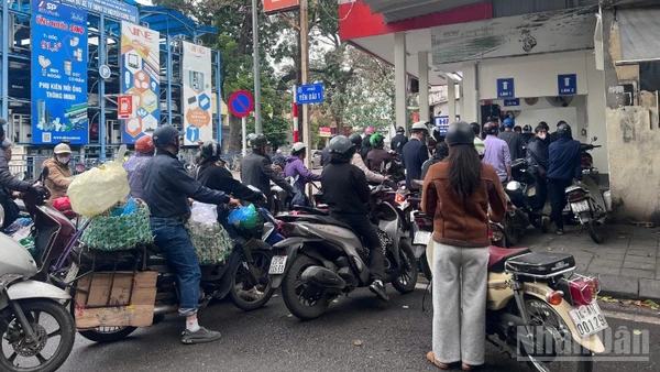 Giá xăng, dầu tăng đột biến khiến nhiều người dân có tâm lý mua tích trữ trong gia đình tiềm ẩn nguy cơ cháy, nổ cao.