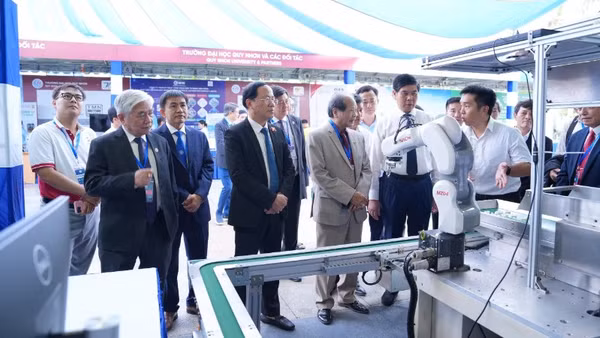 Các đại biểu tham quan gian hàng Triển lãm công nghệ và sản phẩm tiêu biểu. 