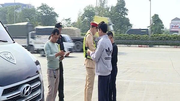 [Video] Phát hiện nhiều lỗi vi phạm xe chở khách trá hình hợp đồng